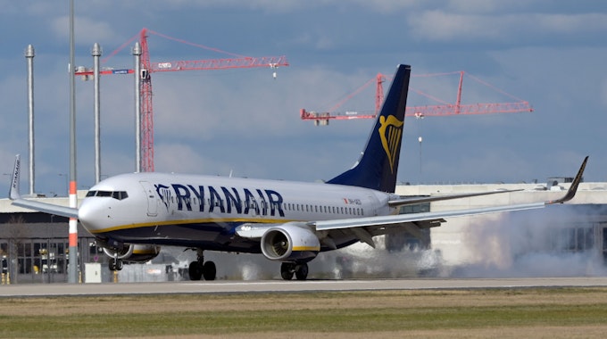 Eine Boeing 737-8AS der Fluggesellschaft Ryanair landet am 3. April 2021 auf dem Flughafen Berlin. Ticket-Rückerstattungen während der Corona-Pandemie sorgen für Zoff.