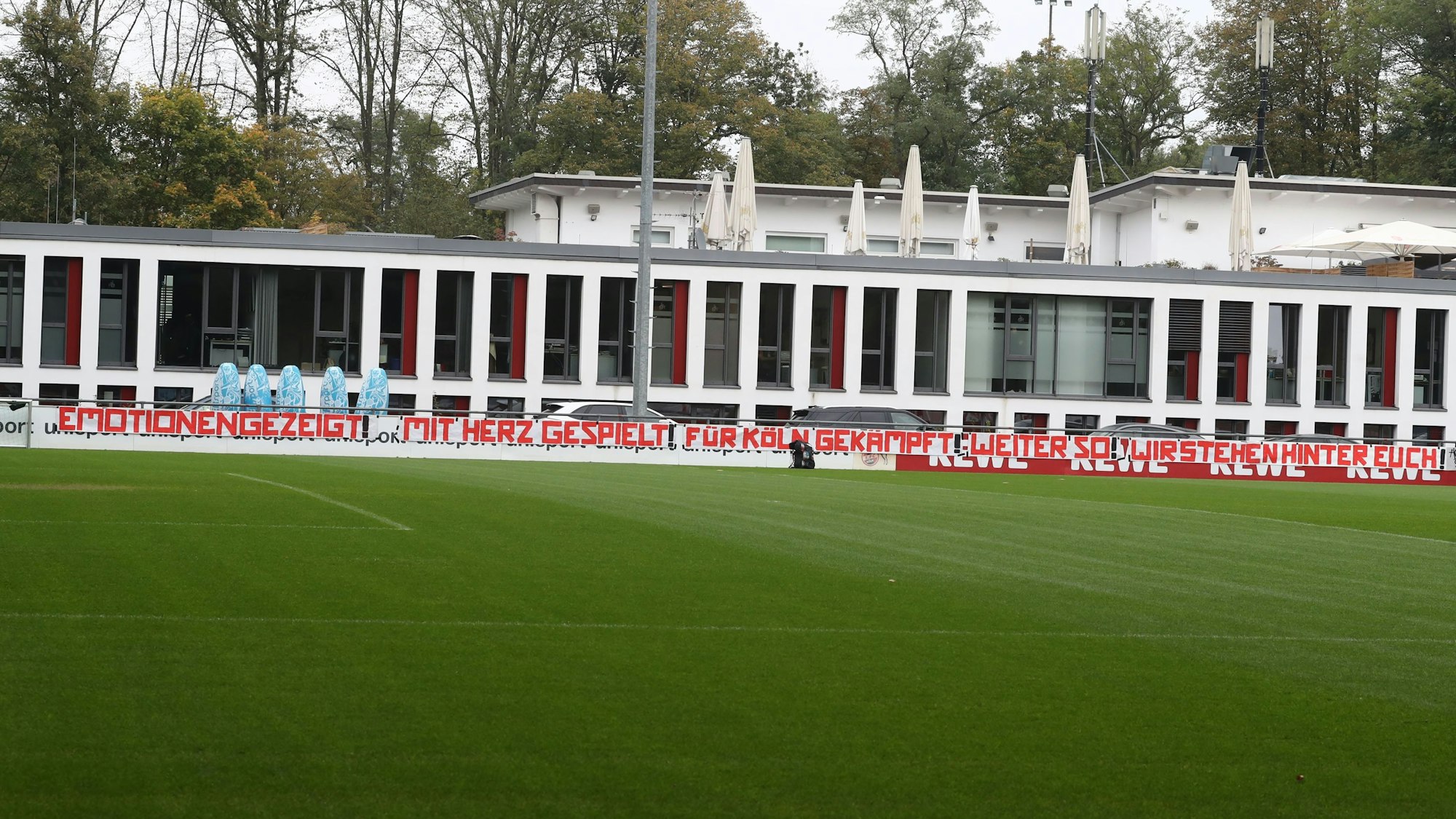Beim 1. FC Köln hängt ein Banner.