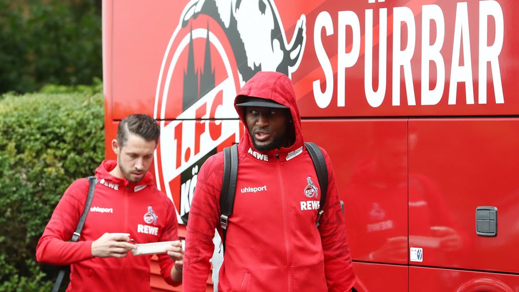 Anthony Modeste und Mark Uth steigen in den Mannschaftsbus des 1. FC Köln.