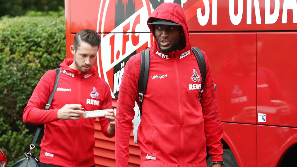 Anthony Modeste und Mark Uth steigen in den Mannschaftsbus des 1. FC Köln.