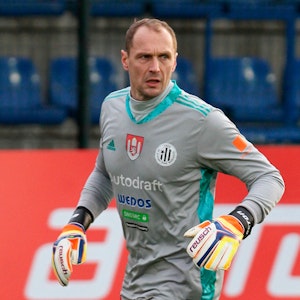 Jaroslav Drobny trägt ein Torwarttrikot samt Torwarthandschuhen.