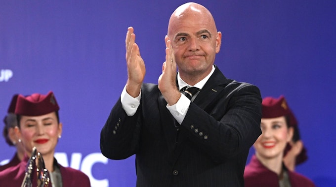 6636941 29.08.2021 FIFA President Gianni Infantino claps during the award ceremony of the Beach Soccer World Cup 2021 winners, in Moscow, Russia. Alexey Filippov / Sputnik Russia Beach Soccer World Cup RFU - Japan PUBLICATIONxINxGERxSUIxAUTxONLY d80253e102bd2285