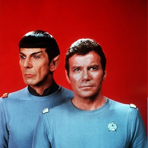 William Shatner (r.) als Captain James T. Kirk, Commander des Raumschiffes Enterprise, und Leonard Nimoy (l.) als Crewmitglied Spock vom Planeten Vulkan (Foto aus dem Jahr 1979).