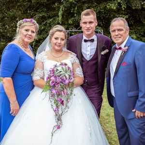 Im Juni 2019 heiratete Sarafina Wollny ihren Peter (2. von rechts). Nun sind sie Eltern von Zwillingen.