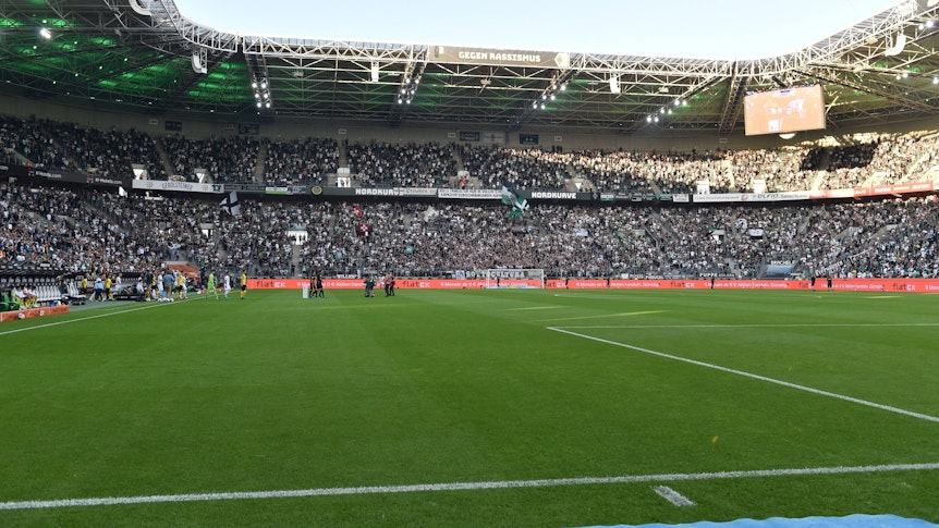 Der Borussia-Park in Mönchengladbach am 25. September 2021. Das Stadion ist von innen zu sehen.