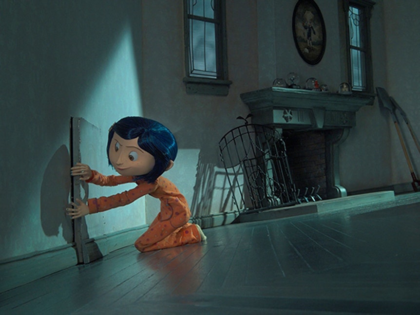 Coraline entdeckt in diesem Halloween-Film für Kinder eine geradezu unheimlich perfekte Parallelwelt hinter einer geheimen Tür.