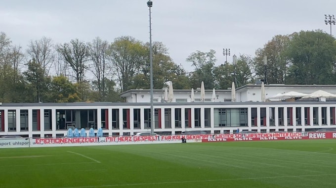 Beim Abschlusstraining des 1. FC Köln hängt ein Banner der Ultras.