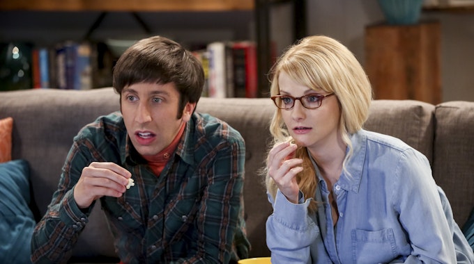 „The Big Bang Theory“: Howard (Simon Helberg) und seine Frau Bernadette (Melissa Rauch) im Jahr 2019. Doch wie sieht Howards Mutter aus?