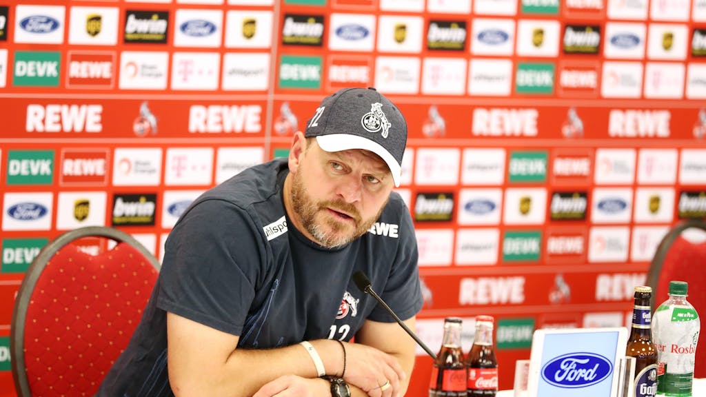 Steffen Baumgart gibt beim 1. FC Köln eine Pressekonferenz.