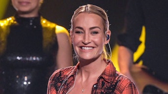 Sängerin Sarah Connor lächelt bei der ZDF-Aufzeichnung des Jahresrückblicks „Menschen 2019“.