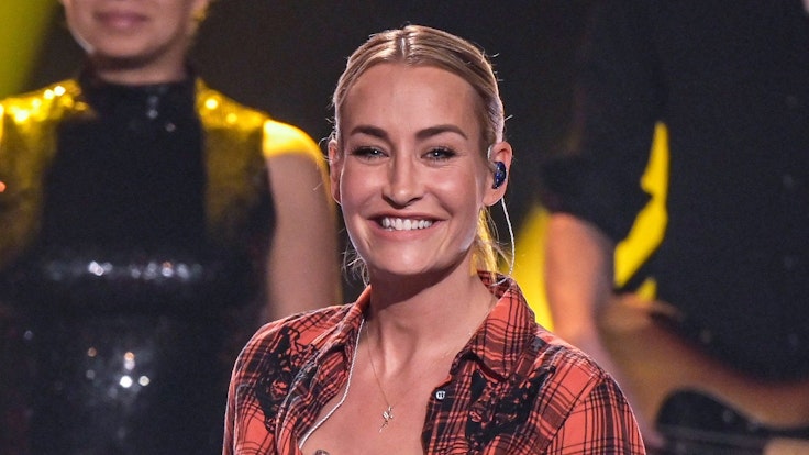Sängerin Sarah Connor lächelt bei der ZDF-Aufzeichnung des Jahresrückblicks „Menschen 2019“.