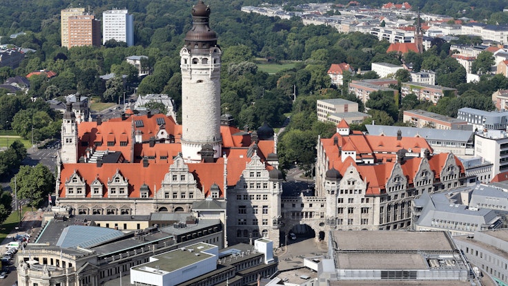 Leipzig ist eine Stadt mit vielen Facetten. Auf dem Foto (aufgenommen am 16. Juli 2014) sieht man das neue Rathaus in Leipzig (Sachsen).