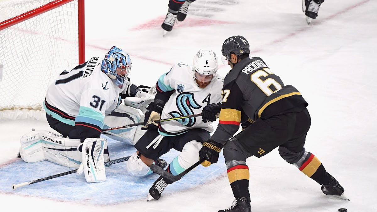 Torwart Philipp Grubauer und Adam Larsson von den Seattle Kraken verloren bei der Premiere des neuen NHL-Teams am 12. Oktober gegen Max Pacioretty und die Las Vegas Golden Knights.