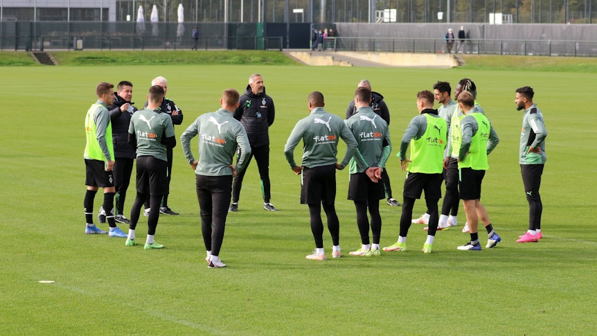 Mit einer kleinen Gruppe trainierte das Team von Borussia Mönchengladbach am Mittwoch (14. Oktober). Das Foto zeigt sie im Kreis stehend, den Anweisungen von Trainer Adi Hütter folgend.