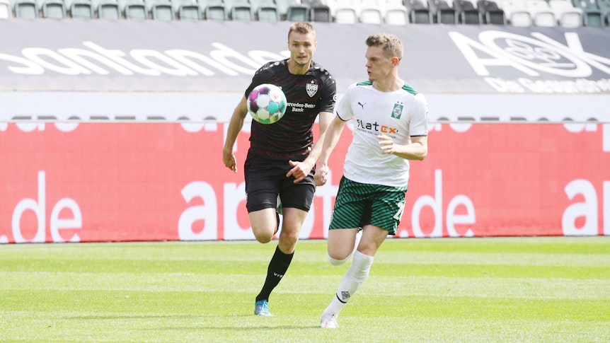 Das Foto zeigt Stuttgarts Sasa Kalajdzic (l.) im Zweikampf mit Gladbachs Matthias Ginter (r.) beim Aufeinandertreffen beider Teams am 15. Mai 2021 im Borussia-Park.