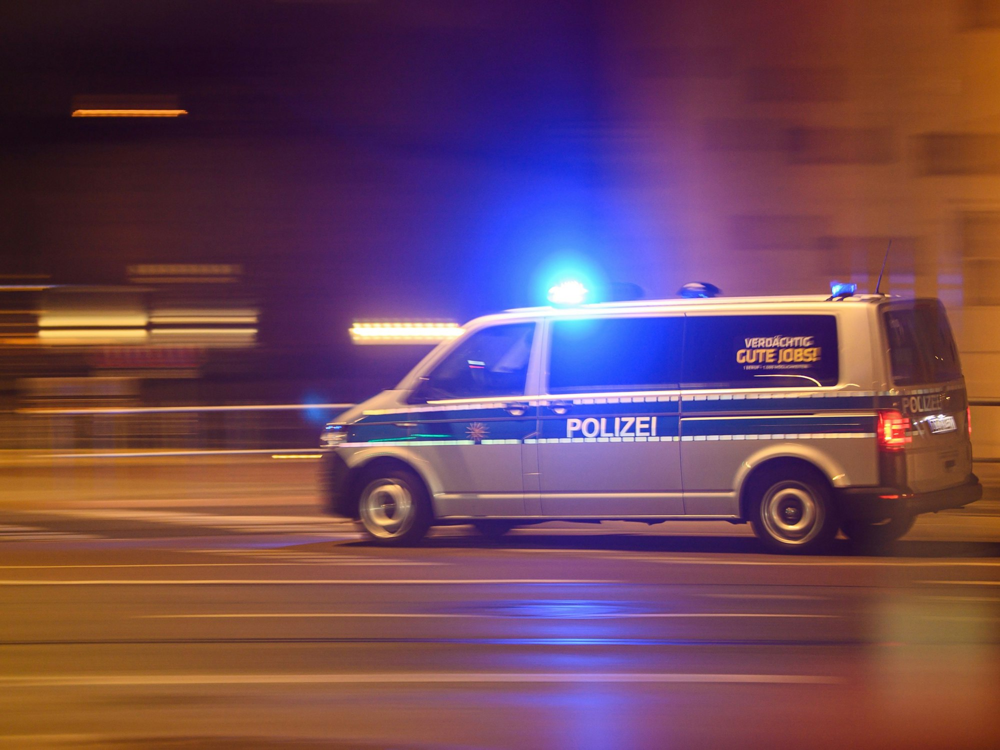 Inzwischen ist der Vermisste wieder aufgetaucht. Unser Symbolfoto zeigt einen Polizeiwagen mit Blaulicht bei einem Einsatz.