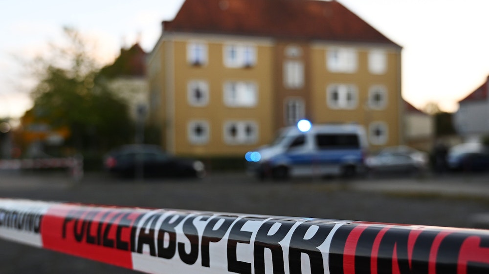 Niedersachsen, Göttingen: Absperrband der Polizei vor einem Evakuierungsgebiet