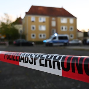 Niedersachsen, Göttingen: Absperrband der Polizei vor einem Evakuierungsgebiet