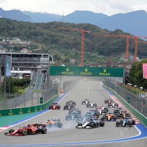 Das Fahrerfeld der Formel 1 beim Start des Grand Prix in Sotschi.