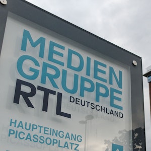 Ein Firmenschild der Mediengruppe RTL Deutschland steht vor dem Firmengebäude. Die RTL-Mediengruppe übernimmt die deutschen Magazingeschäfte und -marken des Hamburger Zeitschriftenverlags Gruner + Jahr. Der Abschluss der Transaktion ist für den 1. Januar 2022 vorgesehen, wie die RTL Group am 06.08.2021 in Luxemburg mitteilte. +++ dpa-Bildfunk +++