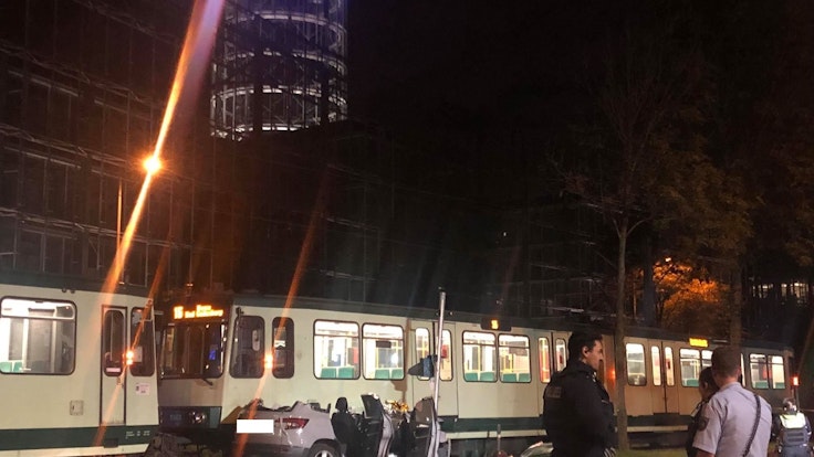 Am Freitagabend (15.10.2021) wurde ein Pkw von einer KVB-Bahn erfasst und mitgeschleift.