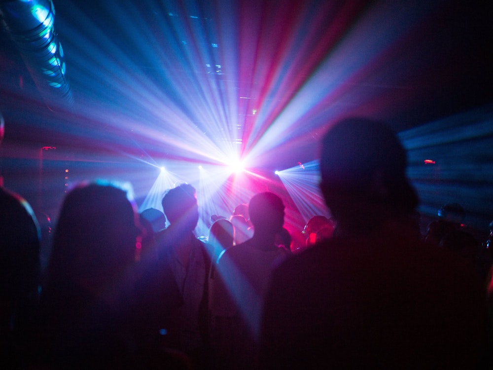 Menschen tanzen in einer Disco. In der Diskothek „Klangfabrik“ in Siegburg gab es in der Nacht auf Samstag eine heftige Auseinandersetzung. Dabei kam ein Mann ums Leben. Hier ein Symbolfoto.