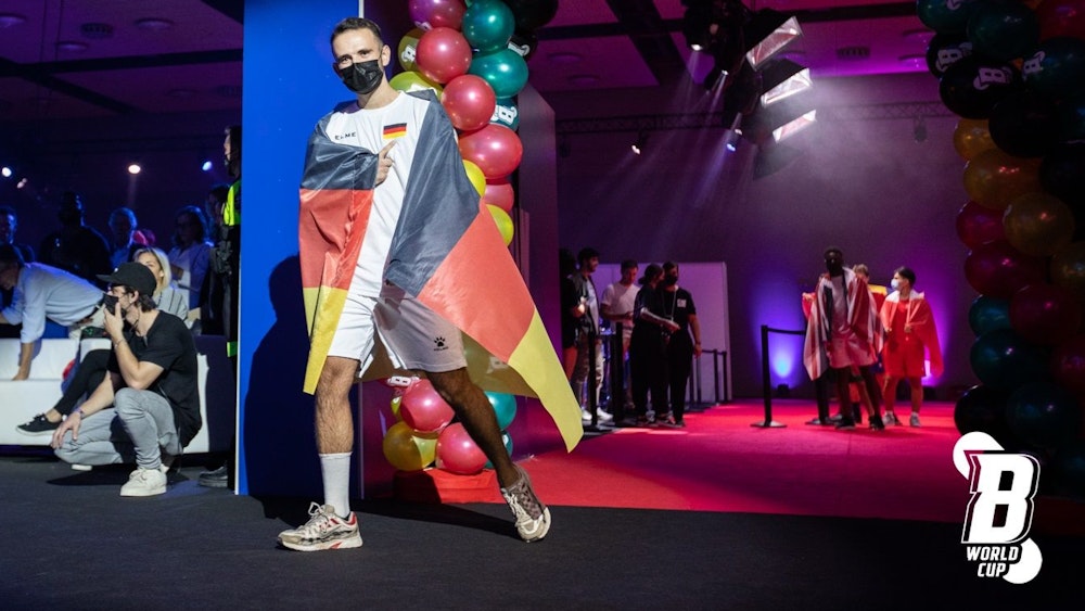 Jan Spieß läuft mit Deutschland-Fahne bei der Luftballon-WM ein.