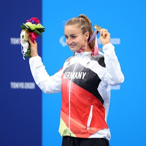 Elena Krawzow präsentiert die Goldmedaille und Sieger-Blumen bei den Paralympics in Tokio.
