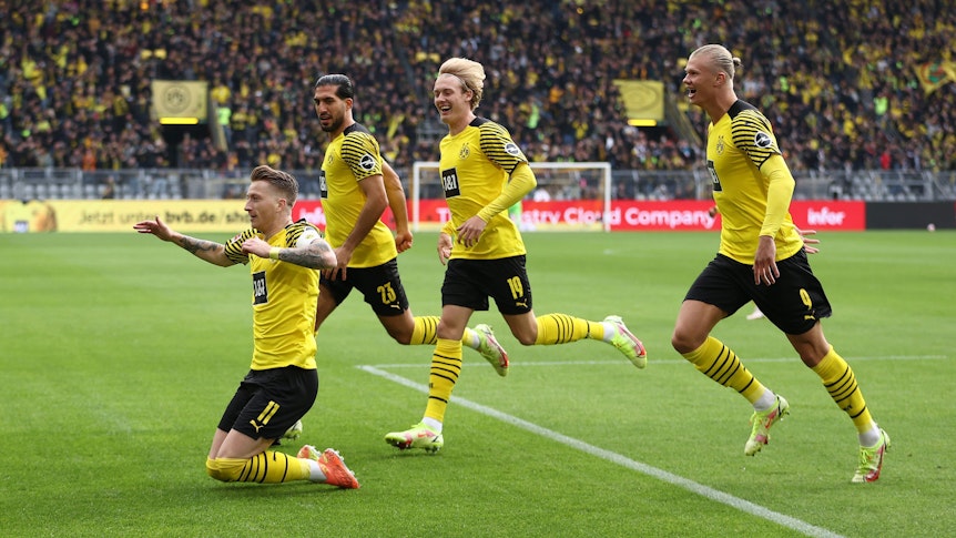 Marco Reus, Emre Can, Julian Brandt und Erling Haaland (v.l.n.r.) bejubeln die Führung für Borussia Dortmund.