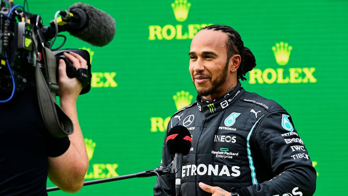 Lewis Hamilton steht am Rande eines Formel-1-Rennens zum Interview bereit.
