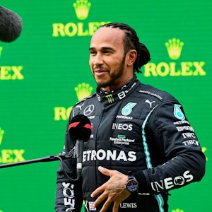 Lewis Hamilton steht am Rande eines Formel-1-Rennens zum Interview bereit.
