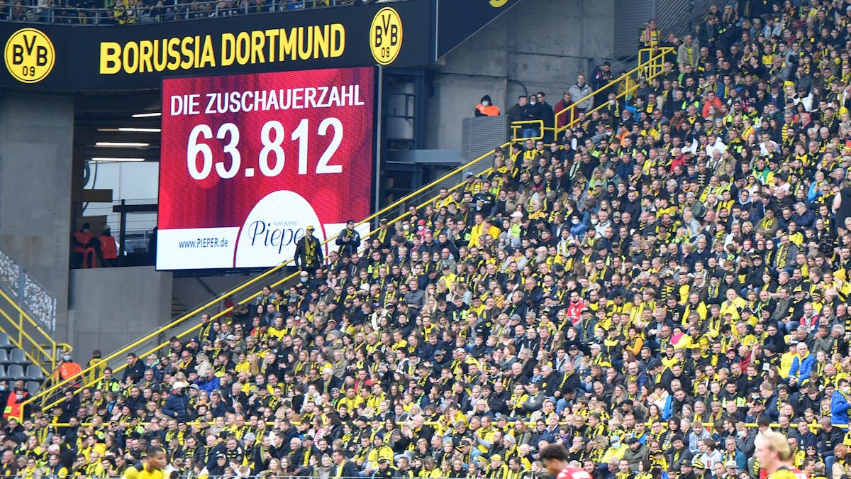 Borussia Dortmund präsentiert gegen Mainz 05 die Zuschauerzahl auf der Anzeigetafel.