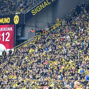 Borussia Dortmund präsentiert gegen Mainz 05 die Zuschauerzahl auf der Anzeigetafel.
