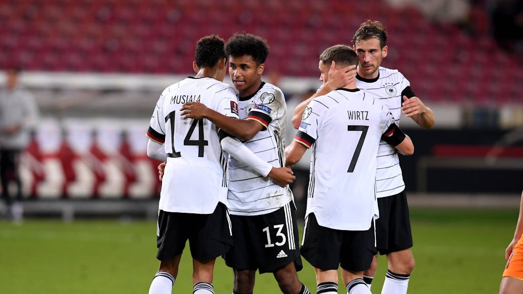 Beim Deutschland-Spiel gegen Armenien umarmt Jamal Musial seinen Mitspieler Karim Adeyemi während rechts Florian Wirtz gleiches mit Leon Goretzka tut