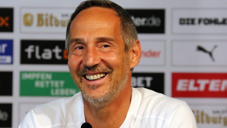 Adi Hütter, Trainer von Borussia Mönchengladbach, lacht bei einer Pressekonferenz der Fohlen am 12. August 2021.
