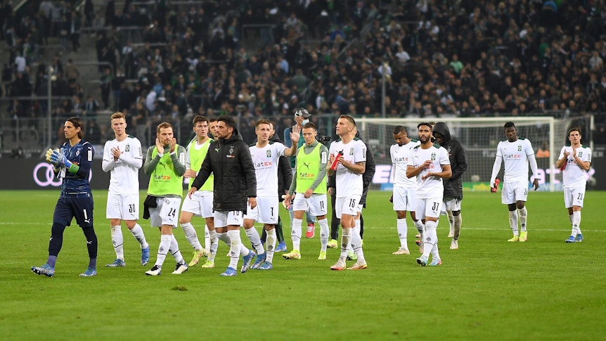 Das Team von Borussia Mönchengladbach applaudiert nach der Partie gegen den VfB Stuttgart am 16. Oktober 2021 den Fans im Borussia-Park.