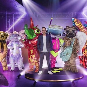 Der Moderator der Show „The Masked Singer“ Matthias Opdenhövel steht mit acht Masken auf der Bühne.