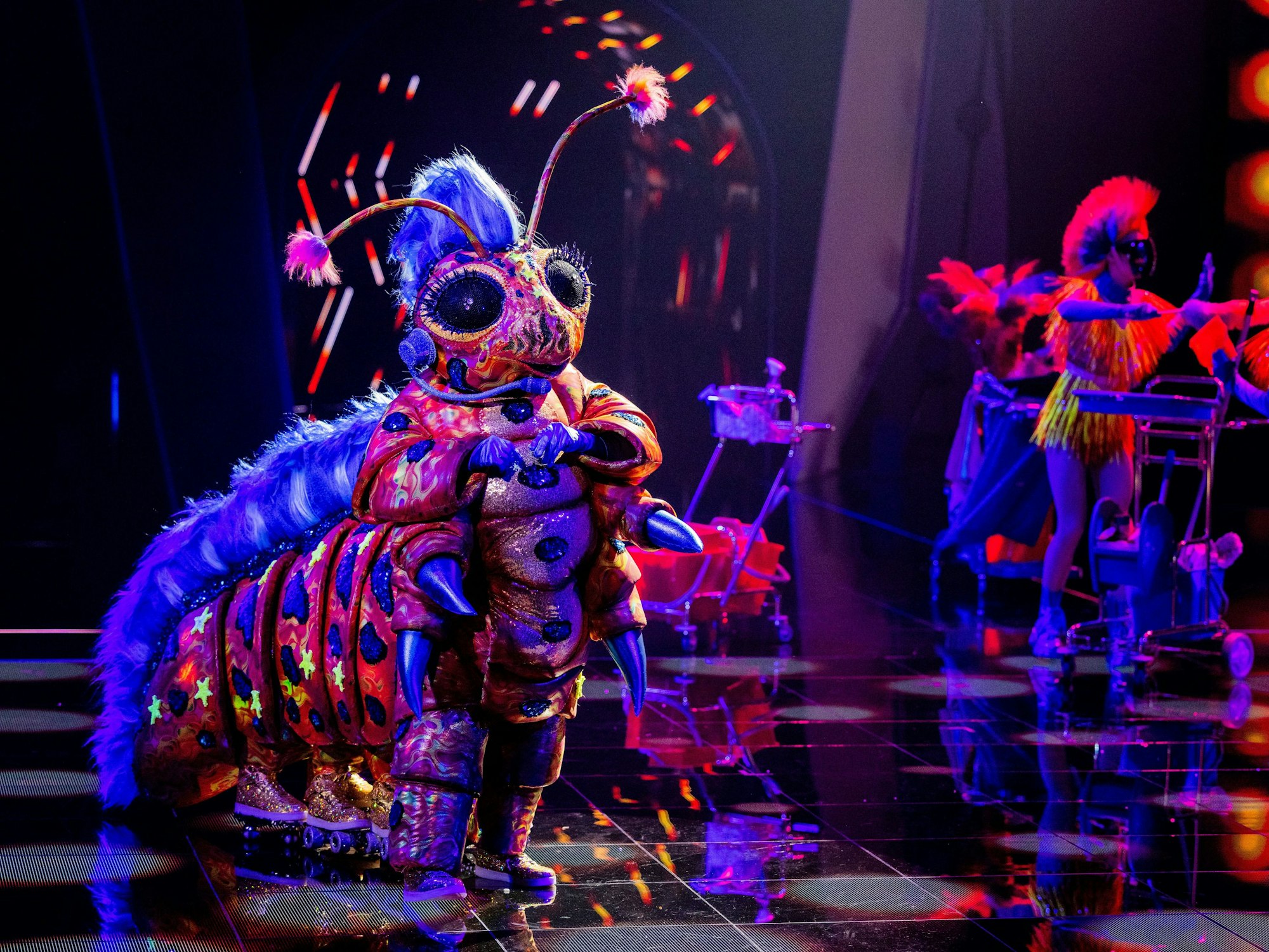 Die Figur „Die Raupe“ steht in der Prosieben-Show „The Masked Singer“ 2021 auf der Bühne.