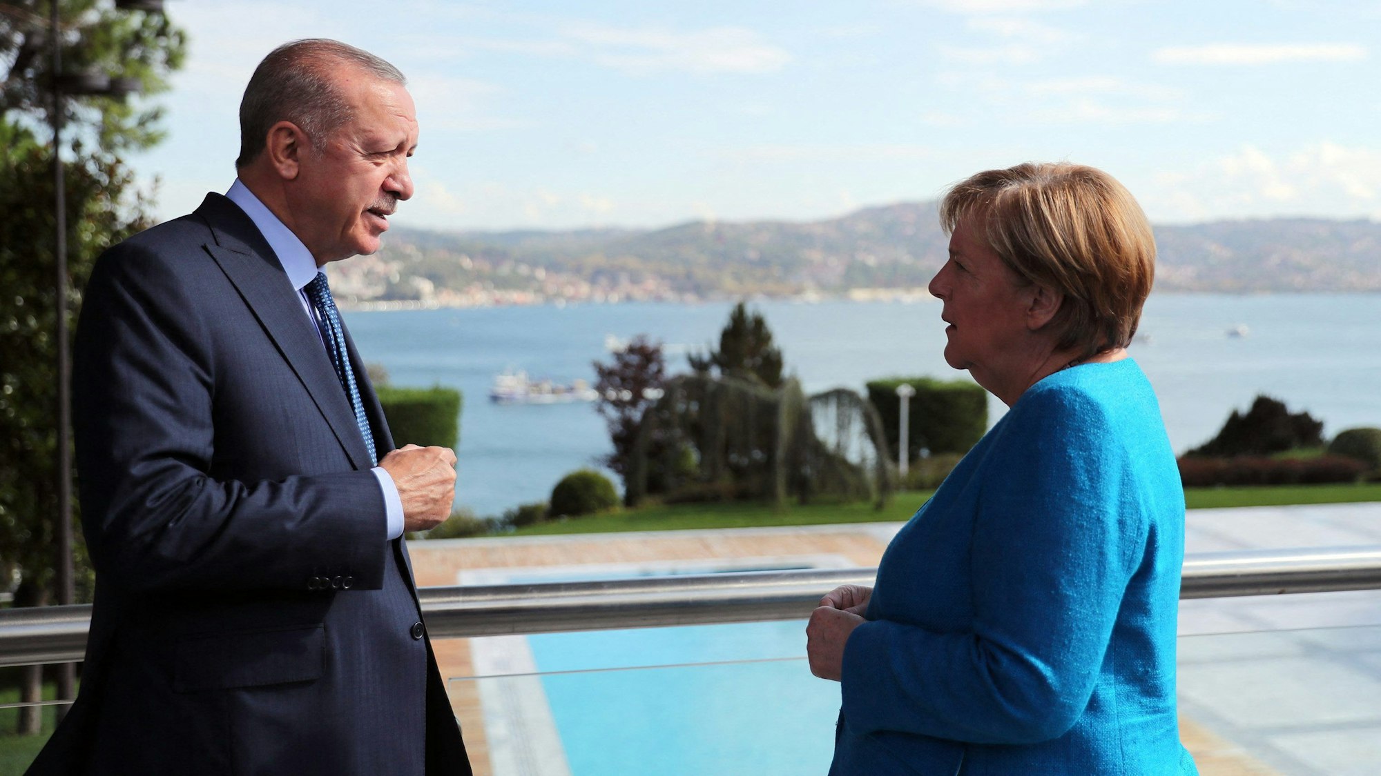 Der türkische Präsident Recep Tayyip Erdogan (L) traf Bundeskanzlerin Angela Merkel (R) im „Huber Mansion“ in Istanbul.