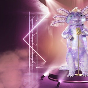 Das Axolotl hat es mit seinem Auftritt in der dritten Folge von „The Masked Singer“ am 30. Oktober 2021 in die nächste Runde geschafft. Doch es bleibt die Frage: Wer steckt unter dem Amphibien-Kostüm?