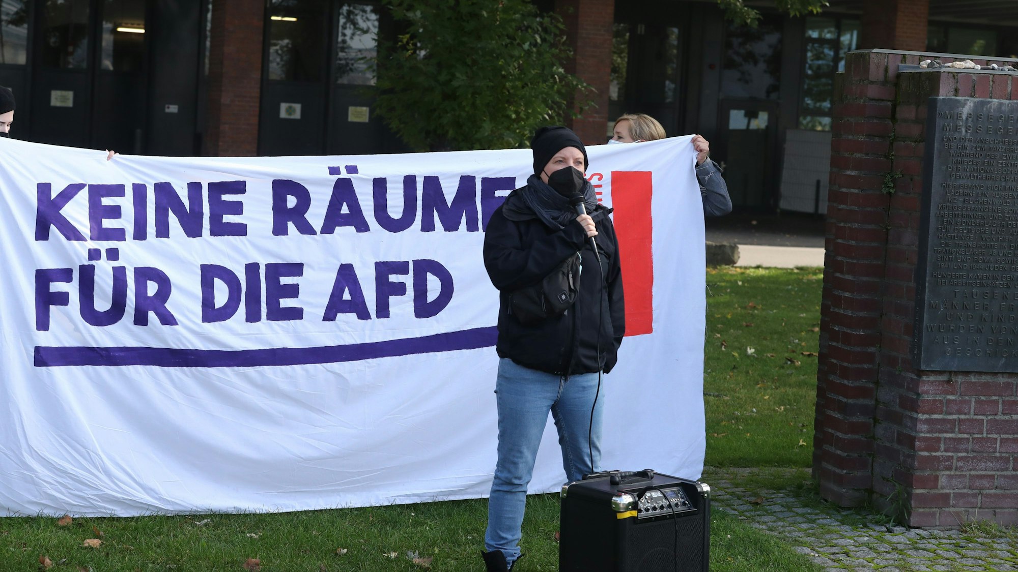 Demo-Teilnehmer halten in Köln ein Banner mit der Aufschrift „Keine Räume für die AfD“.