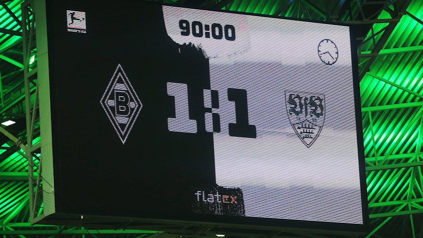 Die Anzeigetafel im Borussia-Park zeigt das Endergebnis (1:1) nach dem Duell zwischen Borussia Mönchengladbach und dem VfB Stuttgart am 16.Oktober. 2021.
