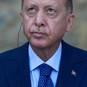 Recep Tayyip Erdogan schaut bei der Pressekonferenz mit Kanzlerin Angela Merkel am 16. Oktober 2021 skeptisch.