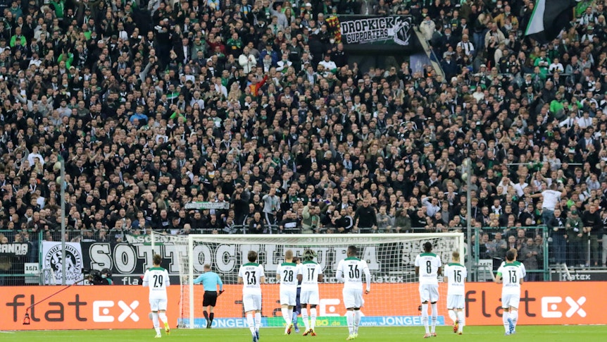 Teile der Mannschaft von Borussia Mönchengladbach klatschen vor der Nordkurve mit den Fans nach dem Bundesligaspiel gegen den VfB Stuttgart am 16. Oktober 2021.
