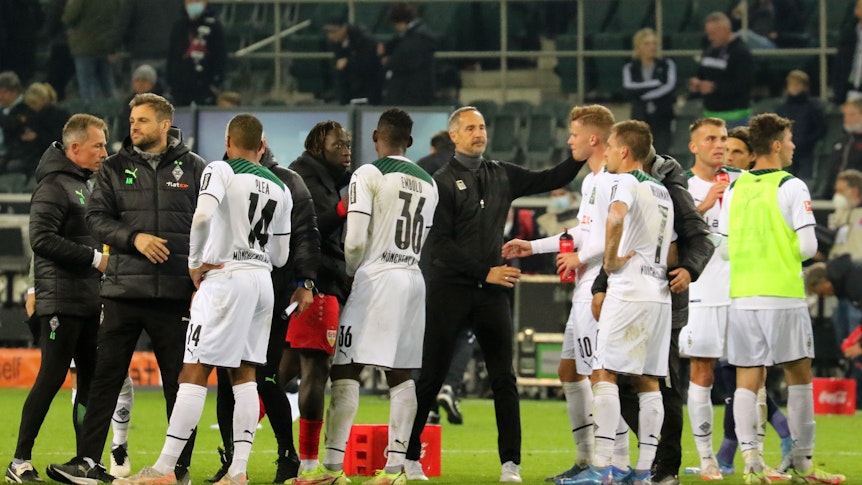 Die Mannschaft von Borussia Mönchengladbach steht enttäuscht auf dem Platz nach dem 1:1 gegen den VfB Stuttgart am 16. Oktober 2021.