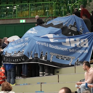 Sanitäter versorgen einen Fan beim Handball-Spiel zwischen dem Bergischen HC und der HSG Wetzlar auf der Tribüne
