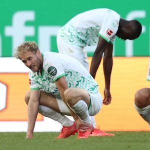 Die Spieler von Greuther Fürth gehen nach der Niederlage gegen den VfL Bochum auf die Knie.