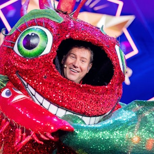 Jens Riewa, Moderator der „Tagesschau“, steht als enttarnte Figur der Chili in der Prosieben-Show „The Masked Singer“ auf der Bühne.