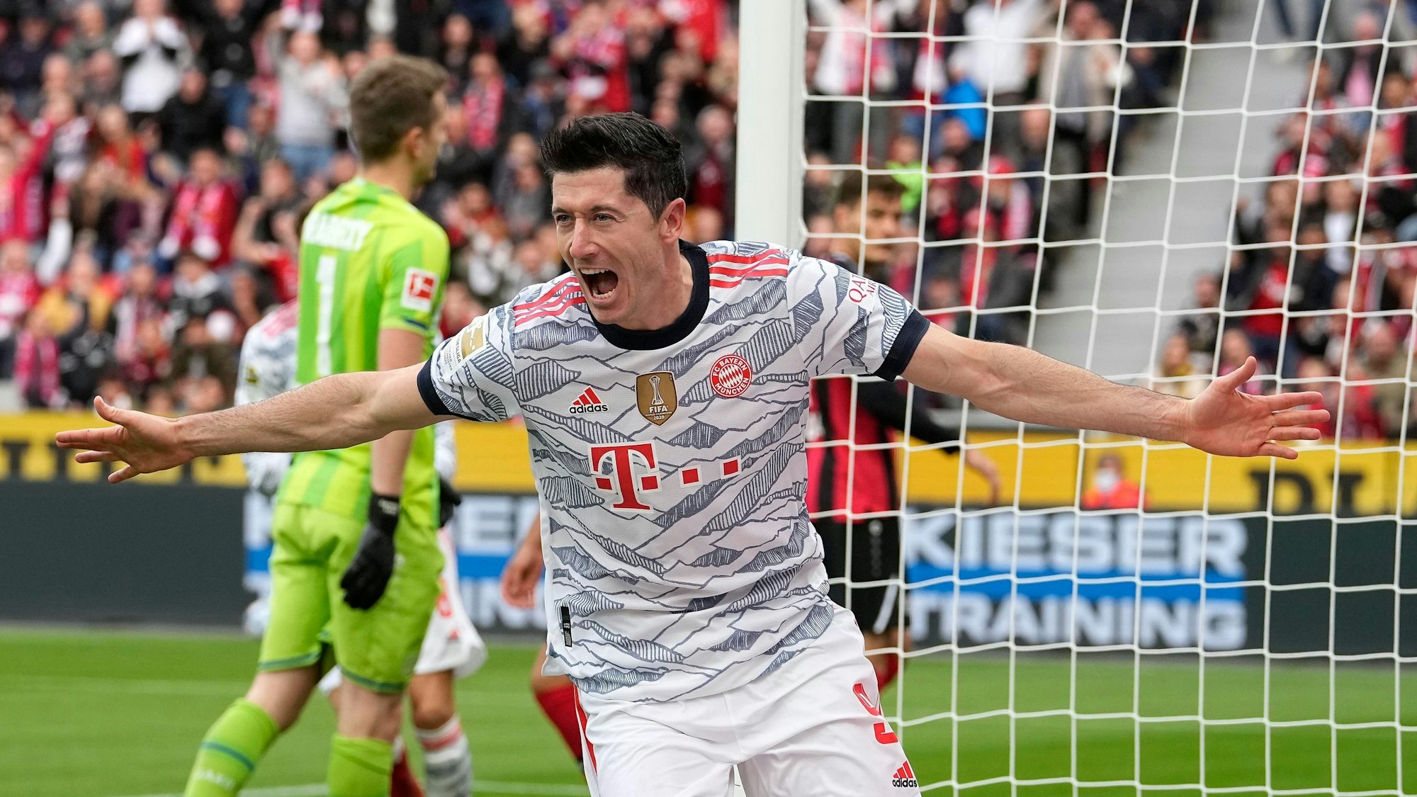 Robert Lewandowski bejubelt sein Tor gegen Bayer Leverkusen