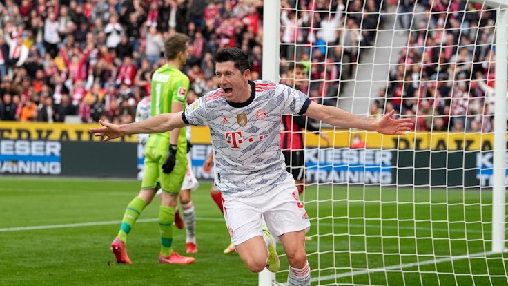 Robert Lewandowski bejubelt sein Tor gegen Bayer Leverkusen